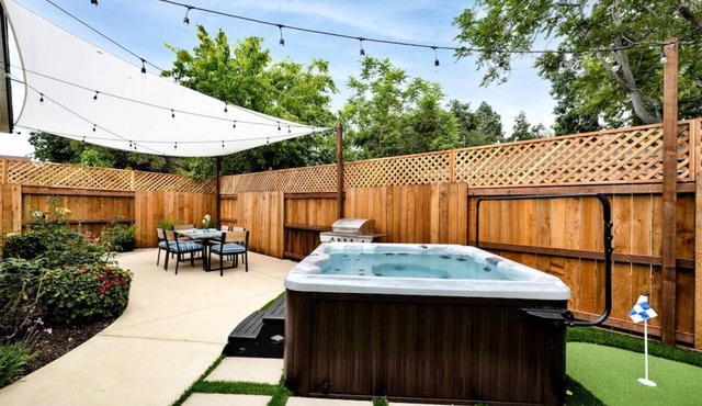 Retro Cottage, Hot Tub, Putting Green, walk to all