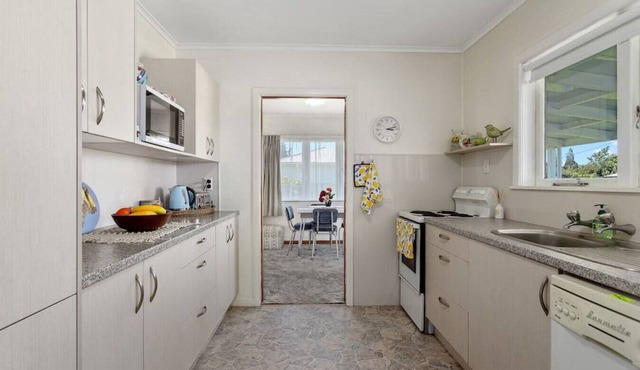 Retro Cottage in Opotiki CBD-Whole House- 6 guests- One price!