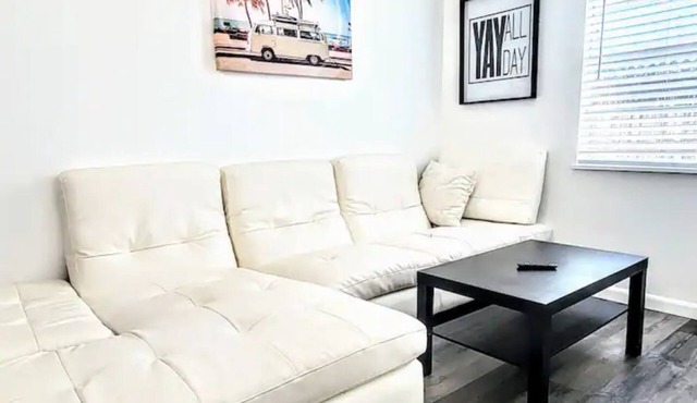 Retro Cottage - Short Walk to Wilton Dr. ,WIFI, Free Parking