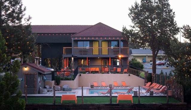 Retro Firepits & Heated Pool Near Downtown Bend & Old Mill District