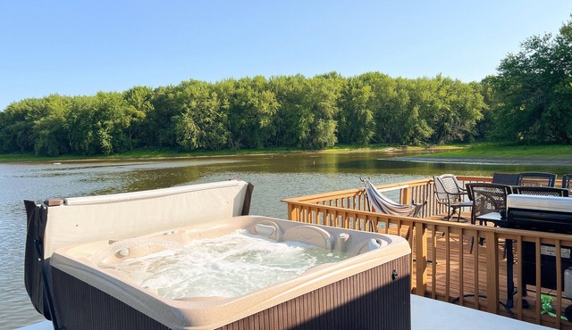 Retro floating cabin on river backwaters. HOT TUB!