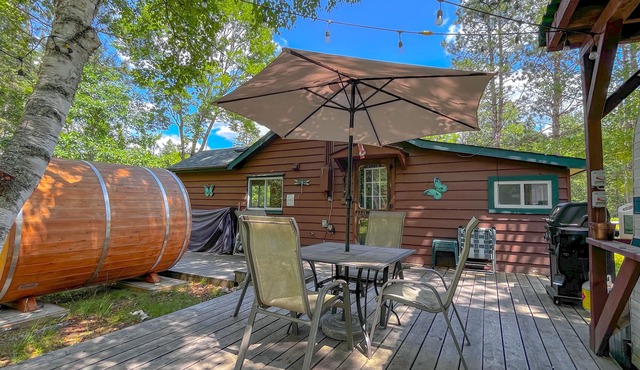 Retro Fosters Lake Cabin- Romantic Retreat w Sauna & Volleyball Court