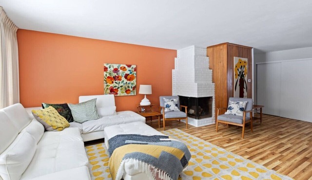 *Retro Fun* 3 BDRM - Sleeps 5 - Pet Friendly!