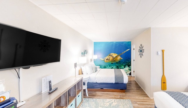 Retro-fun beach suite near beach with fast WiFI - walk to downtown shops