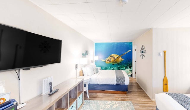 Retro-fun beach suite near beach with fast WiFI - walk to downtown shops