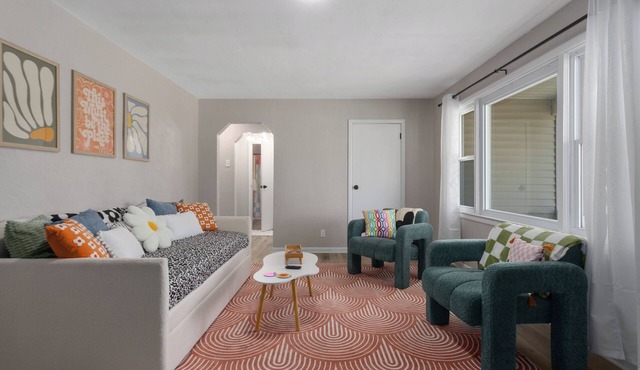 Retro Funky Stay less than 10 minutes from Arrowhead!