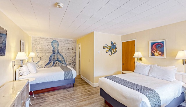 Retro getaway near beach with fast WiFI - walk to downtown shops & eateries