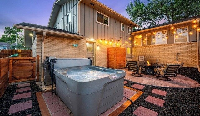 Retro Guest Suite with private Hot Tub 10 min to Red Rocks, Denver, and Golden.