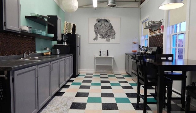 Retro Hipster: Close to downtown, dining and fun