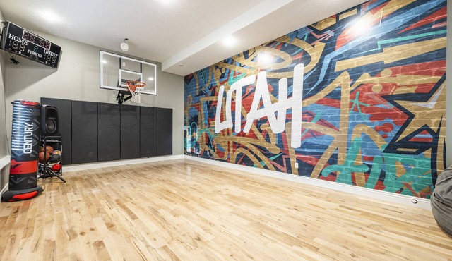 Retro house of fun- Sleeps 20- 8 Person Hot tub