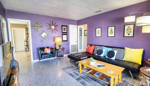 Retro-Inspired Stay, BBQ Patio, Close to Downtown