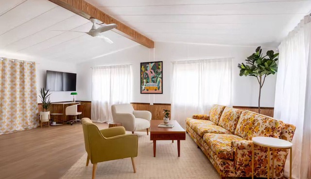 Retro Inspo 2 bedroom w/hot tub