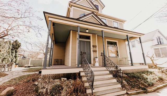 Retro Jewel Box Victorian Steps from Irvine Park