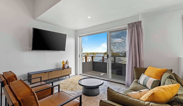 Retro Lake Vista By Coast Hosting