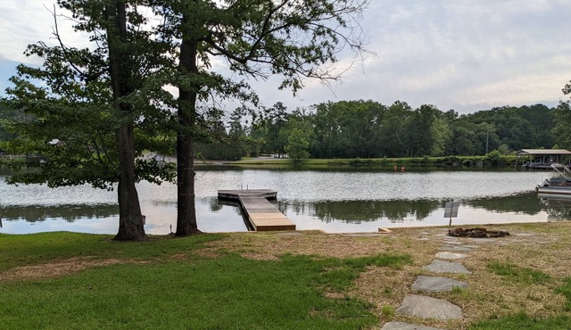 Retro Lakeside Retreat - tranquil and welcoming