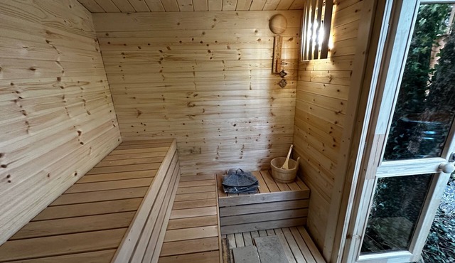 Retro Lodge nr Dartoor With hot tub & opt Sauna