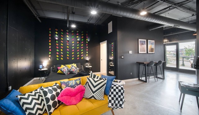 Retro Loft in downtown Des Moines with Terrace, Free Parking, gym, wells fargo