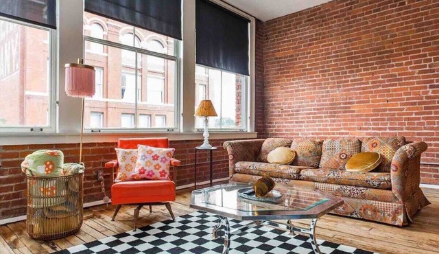 Retro Loft Spacious Street Car Access RiverMarket