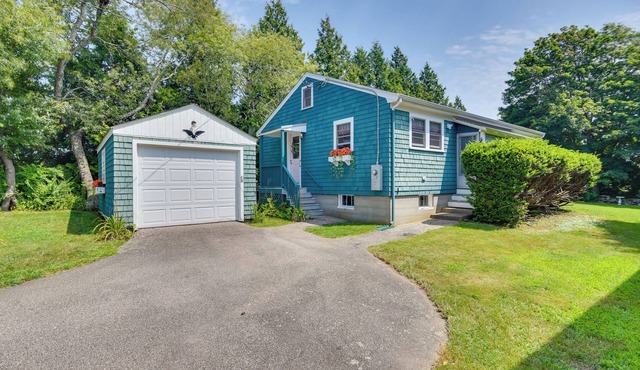 Retro Middletown Home w/Gas Grill: Walk to Beach!