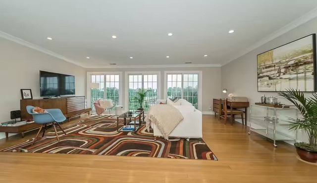Retro Modern 2 Bdrm 2 Bath Condo near to Eden Park