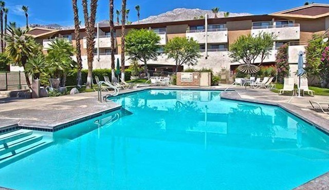 Retro Modern Condo With Mountain View, Walk to Downtown, Free WiFi