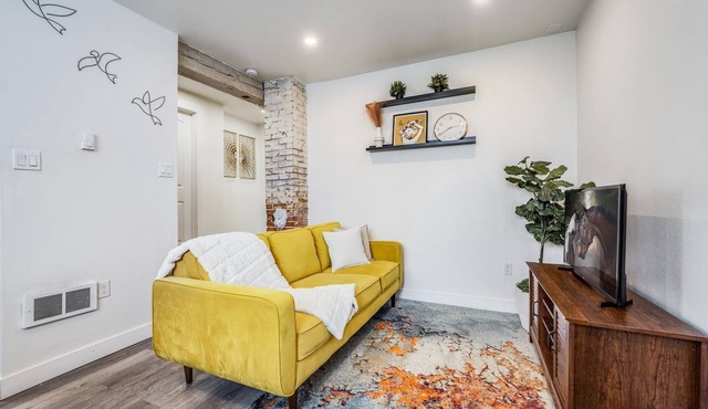 Retro Modern Suite - 1b/Full Kitchen/Office/Private Backyard/Mt.Rainier/DT