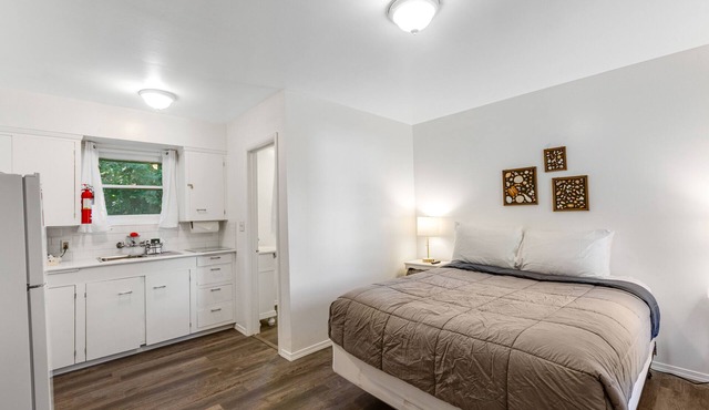 Retro motel suite close to Willapa Bay with WiFi, firepit & full kitchen