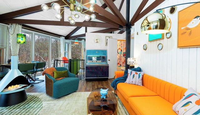 Retro Nest octagon home in woods, pool, jukebox, phonebooth