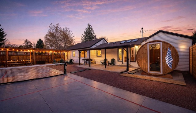 Retro oasis w/private pickleball & sauna, close to Red Rocks & CO ski mountains