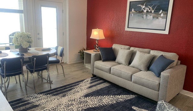 Retro Ocean Front, Private Deck, Pool, Elevator, Linens