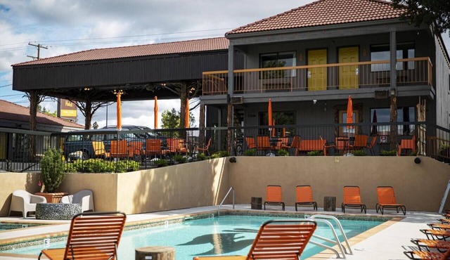 Retro Pool, Hot Tub & Firepits Near Old Mill District & Downtown Bend