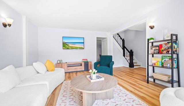 Retro Quirky 4BR Gem near Mpls Downtown, UMN, US Bank & Huntington Stadiums
