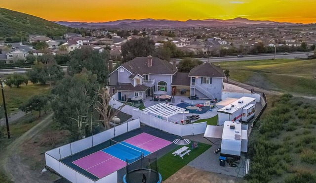 Retro Ranch-10bd-Pool-Hot Tub-Games-Pickleball