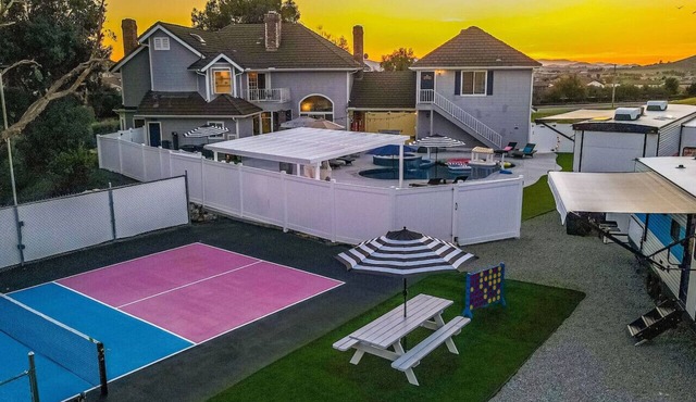 Retro Ranch-5bd-Pool-Hot Tub-Games-Pickleball