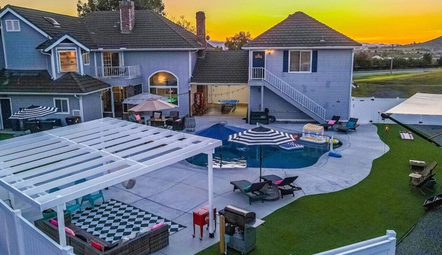 Retro Ranch Cottage 800sf Pool HotTub Pickleball