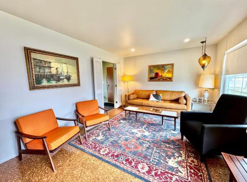 Retro Refuge On Woodstock Dr