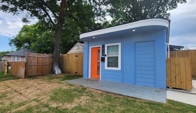 Retro Relax. Yard + Pets OK.