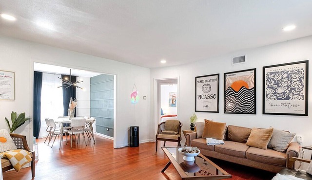 Retro Retreat - 2K - Fun and Cozy - Fenced Yard