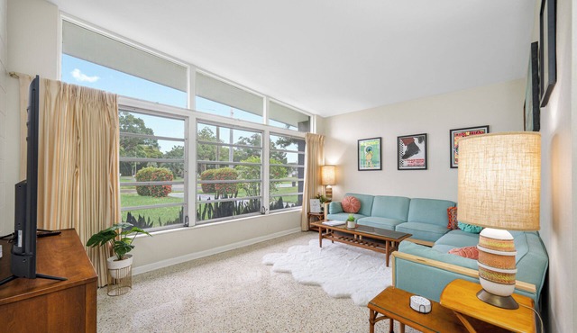 Retro Retreat - ⭐Close to the Beach! ⭐ Great Rates!