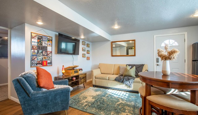 Retro Retreat - Full Kitchen, Near Downtown SLC .