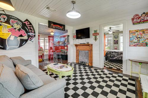 Retro Retreat in Llano w/Screened Porch!