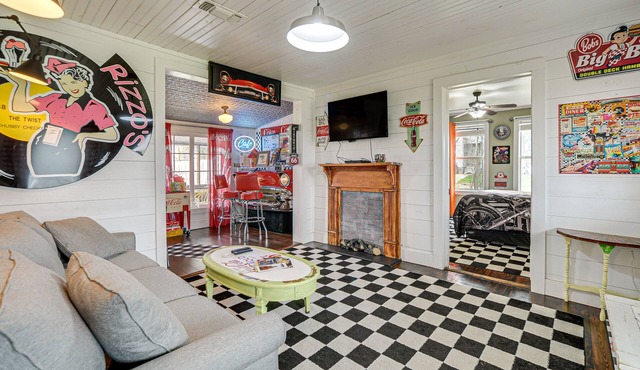 Retro Retreat in Llano w/Screened Porch!