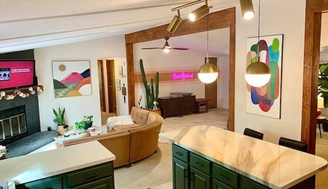 "Retro Retreat" Lakefront House