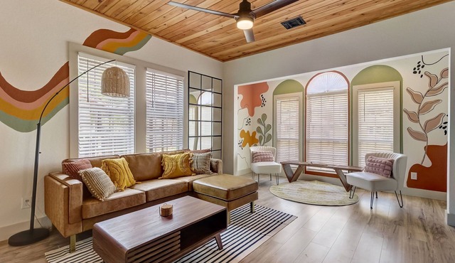 Retro Retreat: Near Frost Center, FT Sam, Riverwalk
