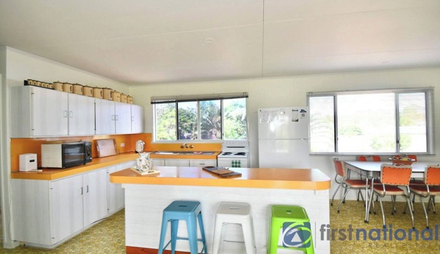 Retro Retreat one street from the Esplanade