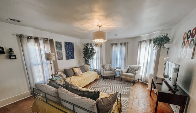 Retro Retreat: Our Fun & Funky DOWNTOWN Tahlequah Apartment