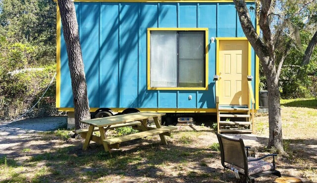 Retro Retreat Tiny Lodge – A Vintage Outdoor Escape