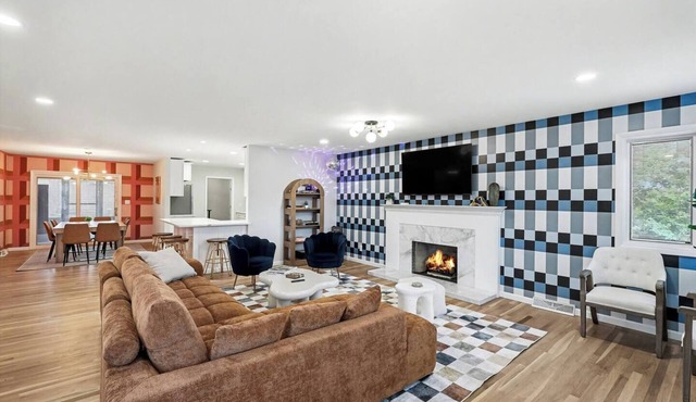 Retro Retreat: Unique & Large! Sleeps 18 on 1 Acre