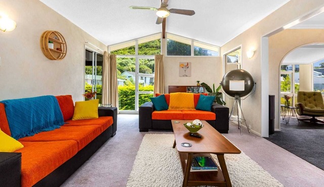 Retro retreat with Style! Large home in Whitby