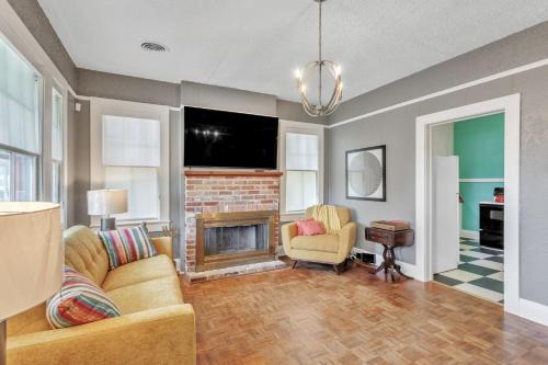 Retro Revival with Modern Comfort - A Mid-Century Gem in Gonzales LA
